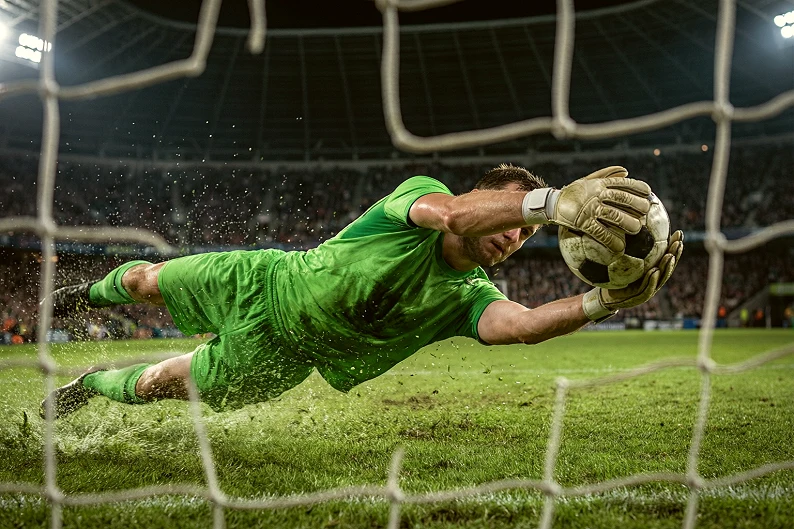 本菲卡门将高接低挡守住欧联三分特鲁宾赛后专门走向看台致谢